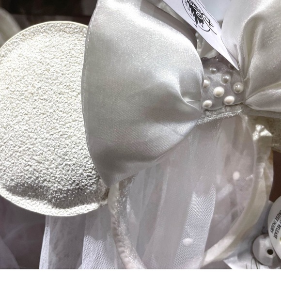 Bridal Minnie Mouse ears with veil - Picture 3 of 8